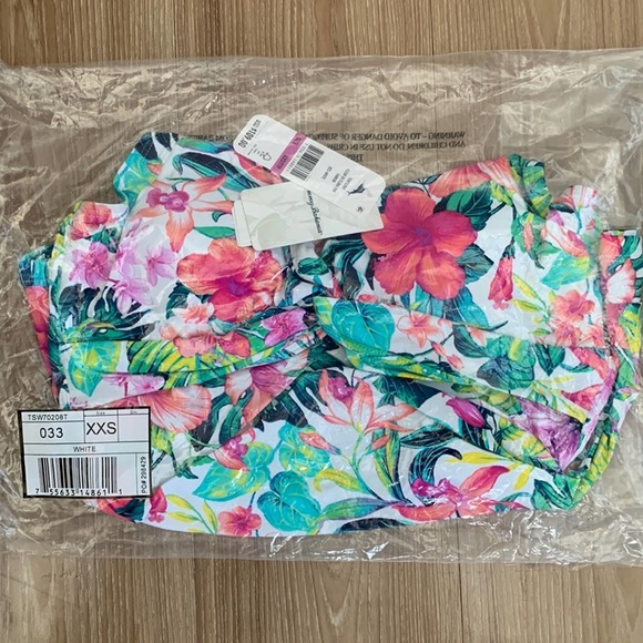 Tommy Bahama Fleur De Flora Twist-Front Underwire Tankini Top in White - Picture 2 of 6